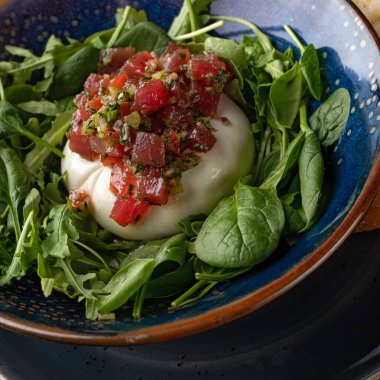 Burrata mozzarella peyniri. Taze ton balığı ve soslu roka. Sağlıklı yiyecekler..