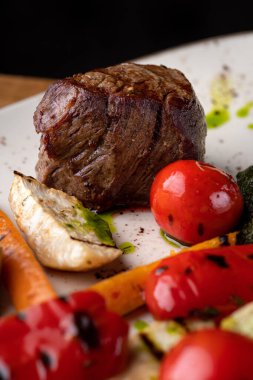 Izgara sığır filetosu bifteği. Izgara sebze ve pesto soslu fileminyon. Sağlıklı yiyecekler, kapatın..