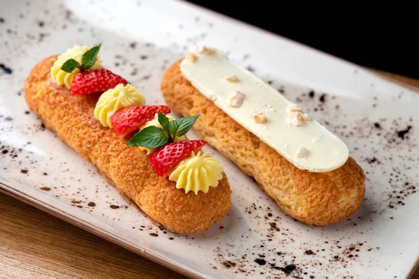 Krema ve fındıklı kek ahşap bir masada. Sağlıklı yiyecekler, kapatın.