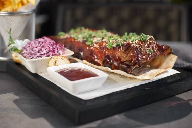 Domuz filetosu pirzola ve patates dilimi ile servis edilir. Restoran menüsü. seçici odak