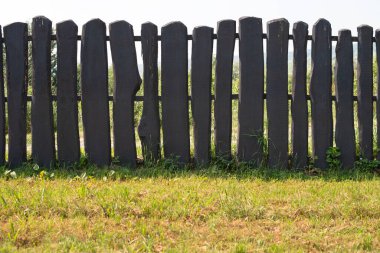 Eski kütük çiti. Mavi gökyüzüne karşı Palisade.