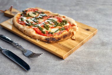Fırında pişmiş Focaccia ya da mozzarella ve pesto soslu pizza. Seçici odaklanma. Romana 'nın pizzası.