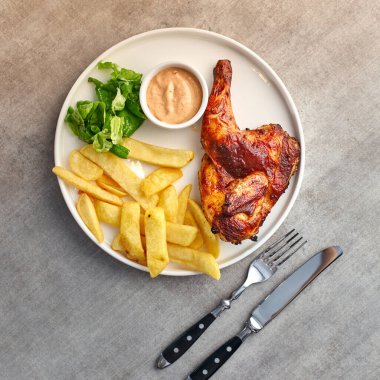 Kızarmış tavuk tütünü ve patates kızartması. seçici odak, üst görünüm