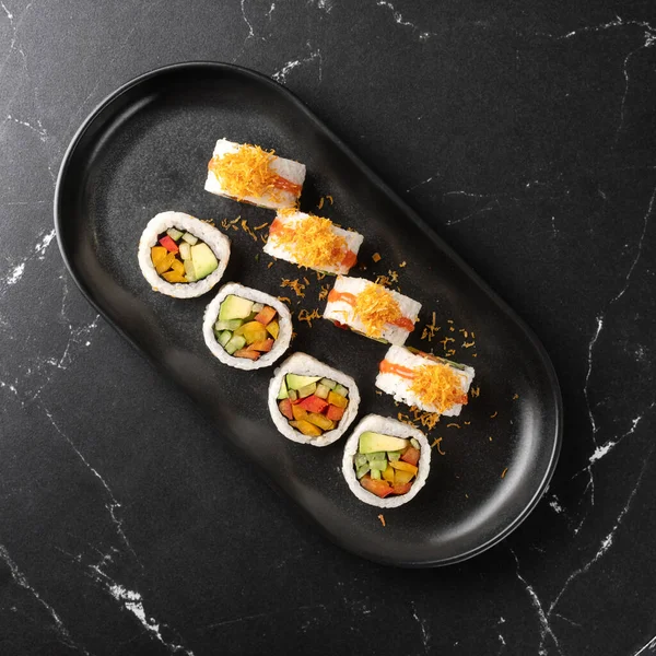 Sushi Vegano Con Verduras Rodajas Aguacate Plato Negro Concepto Comida — Foto de Stock
