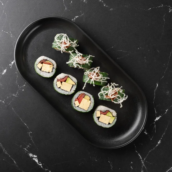 Sushi Vegano Con Tofu Verduras Plato Negro Concepto Comida Vegana — Foto de Stock