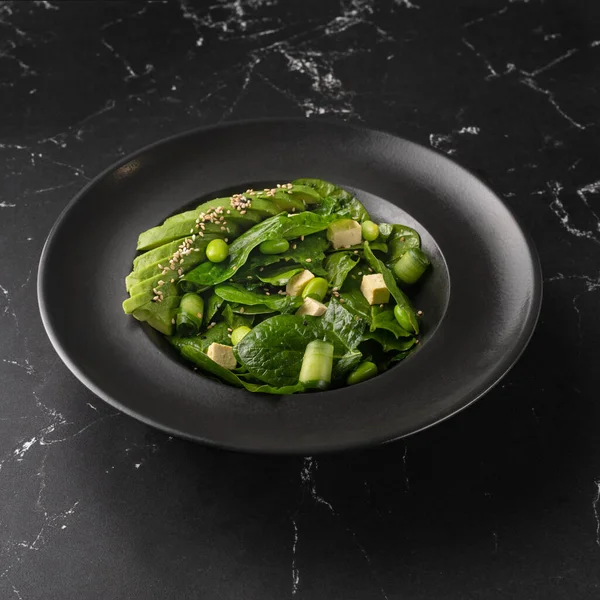 Comida Saudável Salada Verde Fresca Sobre Fundo Preto Almoço Vegetariano — Fotografia de Stock