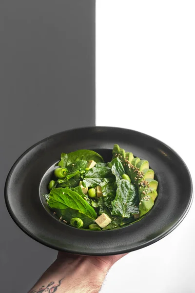 Comida Saludable Ensalada Verde Fresca Plato Negro Almuerzo Vegetariano Saludable — Foto de Stock