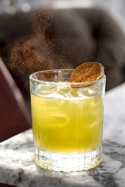 Boisson Cocktail Avec Glace Belle Poussière Dorée Dans Verre Cocktail — Photo