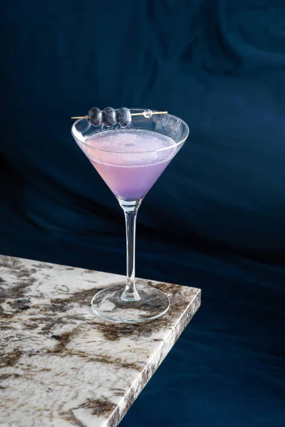 色彩艳丽的蓝莓鸡尾酒配新鲜浆果 杯子在吧台上 背景模糊不清 咖啡馆和酒吧的菜单 — 图库照片