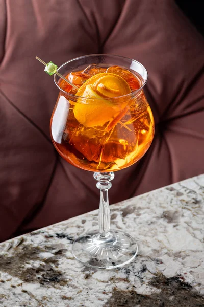 Aperol是一种酒精鸡尾酒 橙子和冰块一起喝冷饮杯子在吧台上 背景模糊不清 咖啡馆和酒吧的菜单 — 图库照片