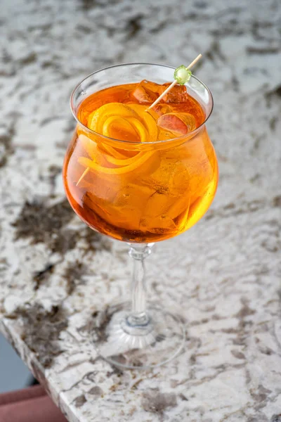 Aperol是一种酒精鸡尾酒 橙子和冰块一起喝冷饮杯子在吧台上 背景模糊不清 咖啡馆和酒吧的菜单 — 图库照片