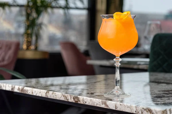 Aperol是一种酒精鸡尾酒 橙子和冰块一起喝冷饮杯子在吧台上 绿色的背景 背景模糊不清 咖啡馆和酒吧的菜单 — 图库照片