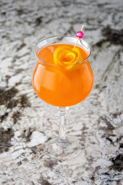 Aperol是一种酒精鸡尾酒 橙子和冰块一起喝冷饮杯子在吧台上 绿色的背景 背景模糊不清 咖啡馆和酒吧的菜单 — 图库照片