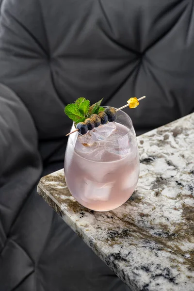 Ροζ Κοκτέιλ Βάση Τζιν Και Βατόμουρο Κρύο Ποτό Παγάκια Ποτήρι — Φωτογραφία Αρχείου