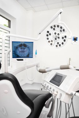 Stomatoloji kliniğinin içi. Dişçi ofisi: modern ekipman ve aletler. Bir diş kliniğinde tedavi. Yakın plan. Stomatoloji kavramı