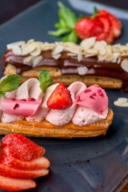 Bir dizi Fransız tatlı ekini. Çikolata ve çilekli geleneksel Fransız ekmekleri, bir restoranda servis etmek, menü yemek konsepti.