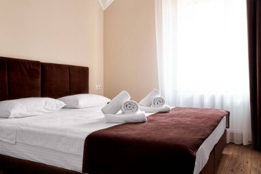 Otel odasındaki yatakta temiz havlular..