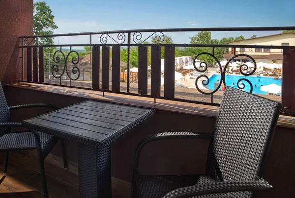 阳台的休息区 室外有两张沙发扶手椅 高视图 度假村的阳光甲板 游泳池享有美景 棕榈树 采取休息时间的概念 — 图库照片