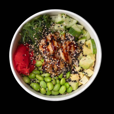 Farklı diyet alışkanlıkları için karideslerle dolu bir kase. Tek kullanımlık kağıt kaplar ve sağlıklı yiyecekler. Kapat, boşluğu kopyala, üst görünüm, arkaplan.