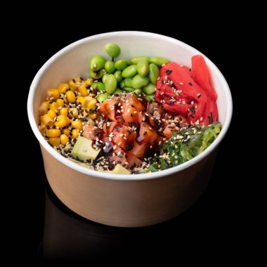 Somonlu suşi kasesi. Farklı diyet alışkanlıkları için paket servis kaseleri. Tek kullanımlık kağıt kaplar ve sağlıklı yiyecekler. Kapat, kopyala alanı, siyah arkaplan.