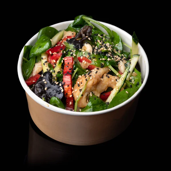 暖かいサラダエビのテイクアウトボウル異なる食事習慣のために 健康的な食品と使い捨ての紙容器 スペースをコピーし 上のビュー きれいな食事のコンセプト — ストック写真