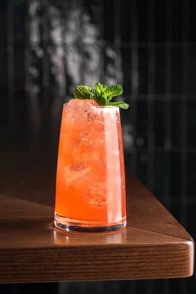 Highball Glas Cocktail Med Röd Grapefrukt Och Gin Med Vodka — Stockfoto