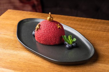 Oyuncak şeklinde mini kremalı tatlı, kadife ya da jöleli. Modern Avrupa pastası. Fransız mutfağı. Noel havası