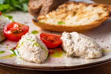 Tabağında kahverengi ekmek olan morina ciğeri ezmesi. Morina ciğeri ve süzme peynirden yapılmış ev yapımı. Sağlıklı yiyecekler, kapatın..