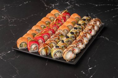 Balık, sebze ve süzme peynirli japon dürümü. Büyük bir suşi sarması ve ton balığı, somon, karides, avokado, krem peynir, kırmızı uçan balık havyarı, deniz yosunu ve susamlı nigiri..