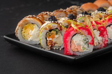 Çeşitli suşi yemekleri. Çiğ balık ve pilav ile geleneksel Asya yemekleri. Yiyebildiğin kadar konsept ye.