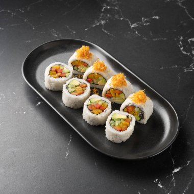 Kabaklı vegan Futomaki, kereviz sapı, havuç, kırmızı lahana, kırmızı dolma biber..