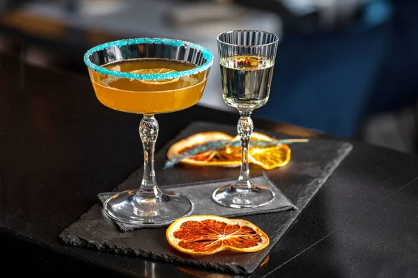 Cocktail Martini Com Maracujá Vodka Servido Com Vinho Espumante Copo — Fotografia de Stock