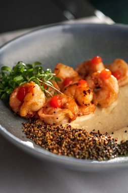 Tayland geleneksel yemekleri ve çeşitli malzemeler. Patlıcan kremalı acılı karides