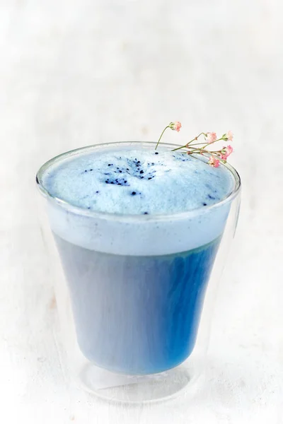 Latte Matcha Bleu Dans Verre Sur Une Table Blanche Claire — Photo