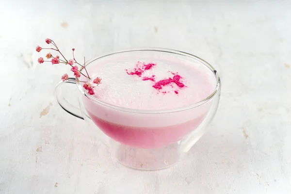 Sütlü Pembe Kibrit Latte Açık Beyaz Bir Masada Ejderha Meyvesi — Stok fotoğraf