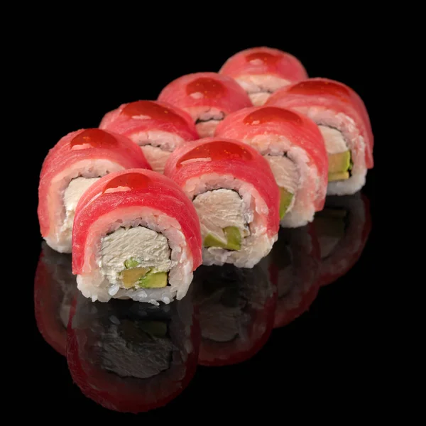 Traditionelle Köstliche Frische Sushi Rolle Auf Schwarzem Hintergrund Mit Spiegelung — Stockfoto
