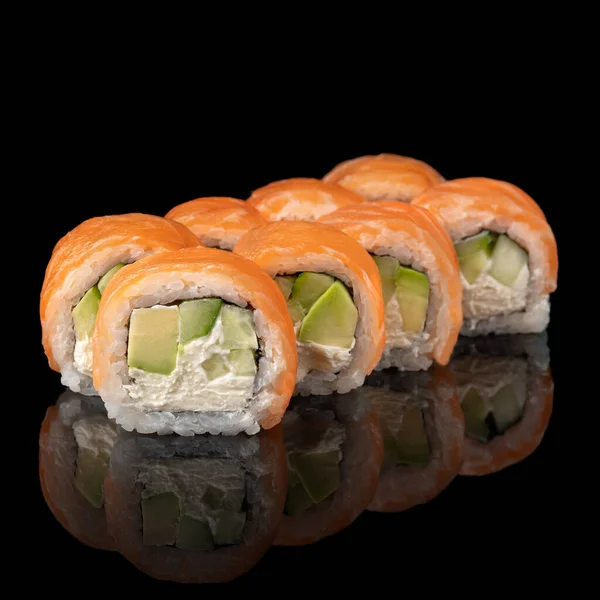 Sushi Roll Philadelphia Met Zalm Garnalen Avocado Roomkaas Zwarte Achtergrond — Stockfoto