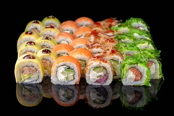 Involtino Sushi Giapponese Assortito Sfondo Nero Con Riflesso Menù Sushi — Foto Stock