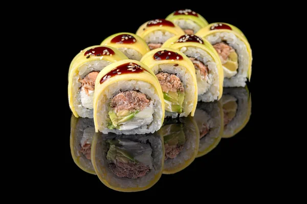 Tradycyjne Pyszne Świeże Sushi Roll Zestaw Czarnym Tle Odbiciem Menu — Zdjęcie stockowe