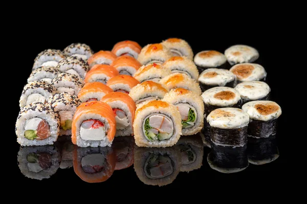Różne Japońskie Sushi Roll Zestaw Czarnym Tle Odbiciem Menu Sushi — Zdjęcie stockowe