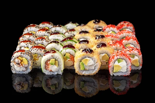 Surtido Rollos Sushi Japoneses Sobre Fondo Negro Con Reflejo Menú —  Fotos de Stock
