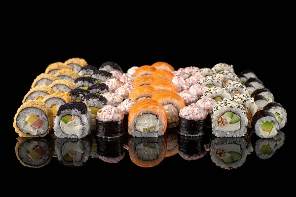Rolo Sushi Japonês Sortido Fundo Preto Com Reflexão Menu Sushi — Fotografia de Stock