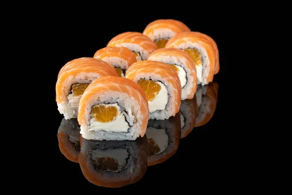 Traditionell Läcker Färsk Sushi Rulle Som Svart Bakgrund Med Reflektion — Stockfoto