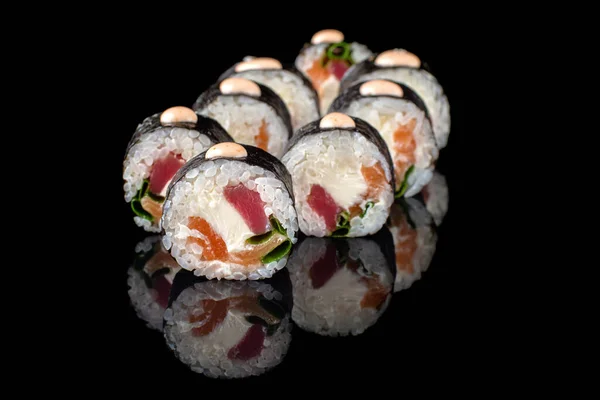 Apetitoso Sushi Roll Futomaki Fundo Preto Com Reflexão Menu Sushi — Fotografia de Stock
