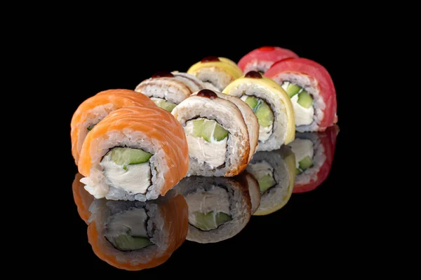 Tradycyjne Pyszne Świeże Sushi Roll Zestaw Czarnym Tle Odbiciem Menu — Zdjęcie stockowe