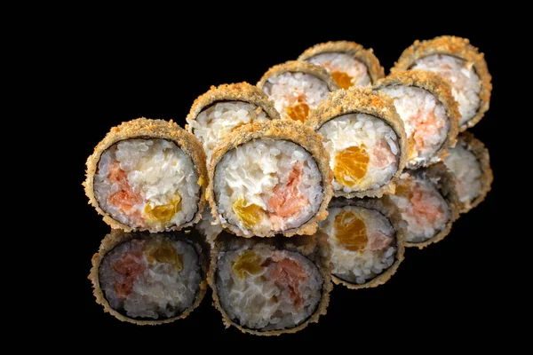 Rotoli Sushi Tempura Fritti Impostare Vicino Fuoco Selettivo Sfondo Nero — Foto Stock
