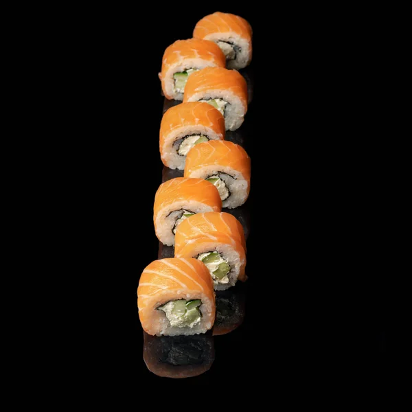 Heerlijke Philadelphia Sushi Met Avocado Romige Kaas Zalm Masago Kaviaar — Stockfoto