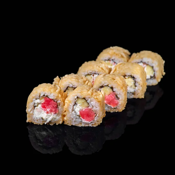 Smażone Sushi Ciemnym Tle Głęboko Usmażone Refleksją Nad Czarnym Tłem — Zdjęcie stockowe