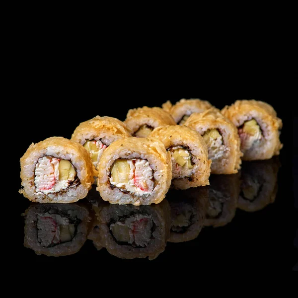 熱々の揚げ寿司ロールとエビ入り巻き 天ぷら海老 深い黒の背景に反射して揚げ 閉めろ 日本料理 メニューの写真 — ストック写真