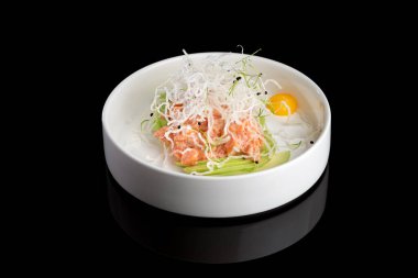 Restoran yemeği. Avokado, krem peynir ve siyah arkaplanlı beyaz tabakta tatlı acı biber soslu karides tartar. menü restoranı.